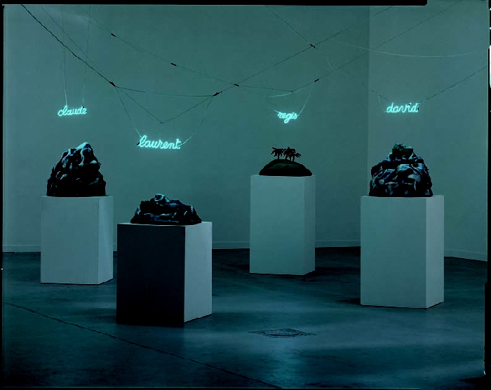 Claude Lévêque, Anniversaire, 1983. Prénoms en néon bleu sur fragments de paysages sur socle. Collection FRAC Bourgogne. Photo Hugues Bigo