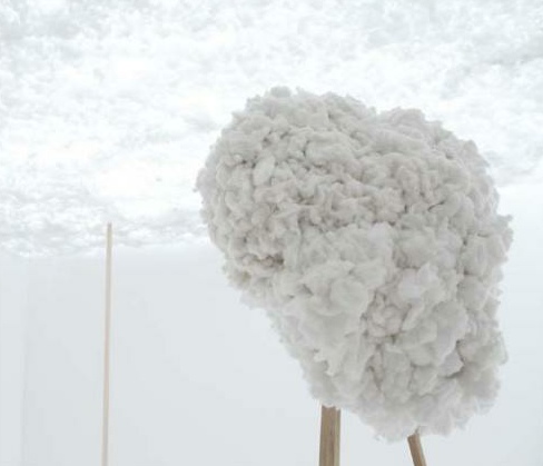 Flora Vachez, Blanc Souci (détail), 2012-2014. Cotton stuffing, wood, wire fencing, white painting. 5,50 m x 4,30 m. Courtesy Plateforme, © Flora Vachez