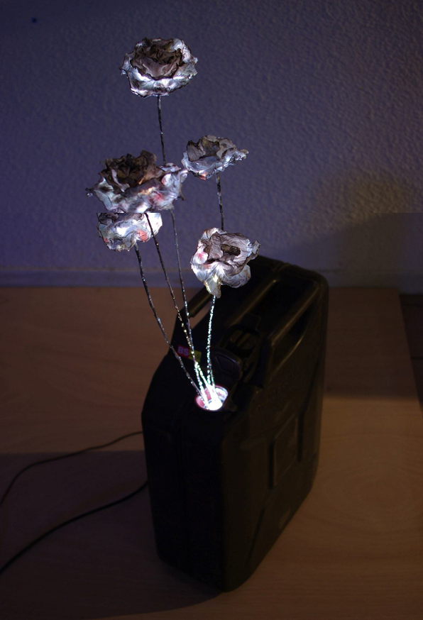 Samuel Rousseau, Fleurs de Kérosène, 2008, sac plastique jerricane en aluminium, vidéo projection