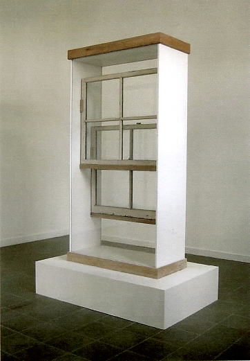 Julien Prévieux, Le véritable modèle 63, 2008. Bois, verre, 253 x 163 x 100 cm