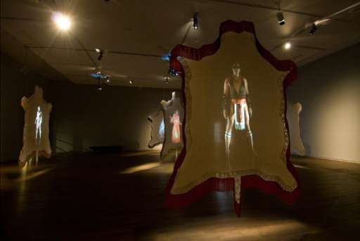 Kent Monkman, Dance to the Berdashe, 2008. Installation vidéo, dimensions variables. Collection Musée des beaux-arts de Montréal. Courtesy de l’artiste.