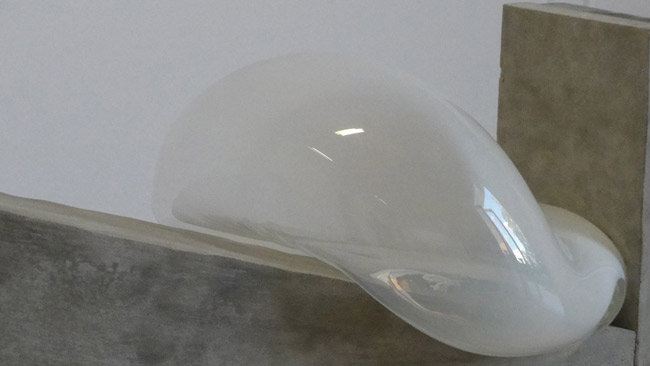 Morgane Tschiember, Bubbles, 2010, verre, béton, acier