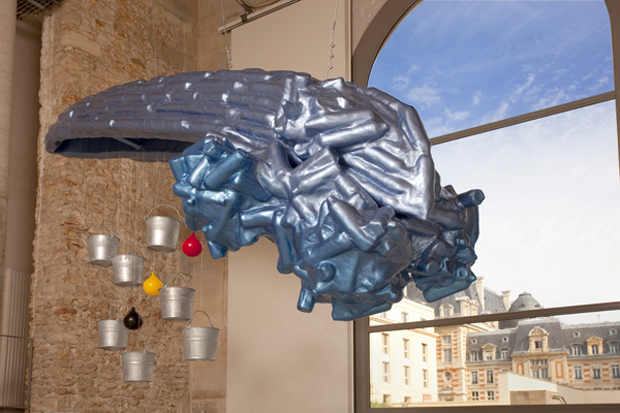 Lucy + Jorge Orta, Clouds Ascension/i, 2011. Vue de l’installation à La Maréchalerie, Versailles, 2011