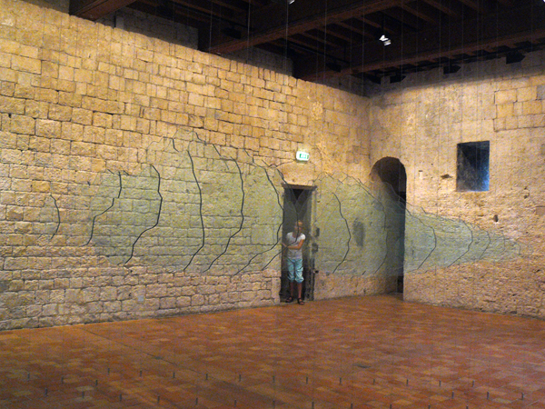Pierre Malphettes, Un Nuage de verre, 2009, verre, câbles 405 x 266 cm, hauteur variable. château des Adhémar, 2010. Photo Marika Prévosto