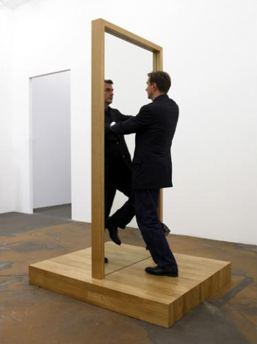 Philippe Ramette,La traversée du miroir (image arrêtée), 2007. Photo Marc Domage © Philippe Ramette. Courtoisie Galerie Xippas