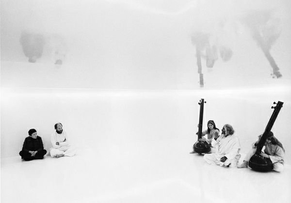 Tania Mouraud, Installation room n°2, 1971. Galleria LP 220, Turin? (de gauche à droite : Tania Mouraud, Terry Riley, Ann Rley, Pandit Pran Nath). Photo : Berengo-Gardin. Courtoisie Galerie Dominique Fiat
