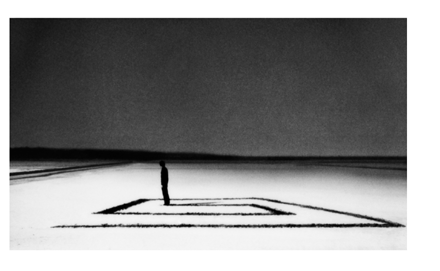Corinne Mercadier, Devant l’escalier de verre, issue de la série Longue Distance, 2005-2007 © Corinne Mercadier, Courtesy Galerie Les Filles du Calvaire, Paris