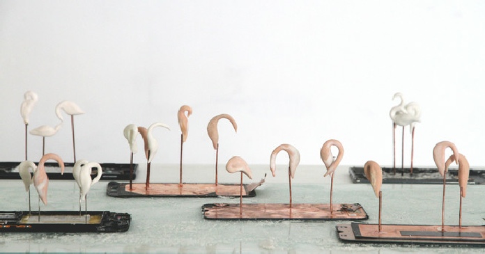 Lise Thiollier, Waiting waders, 2024. Porcelaine, cuivre, sel, écrans LCD recyclés ©Adagp, 2024